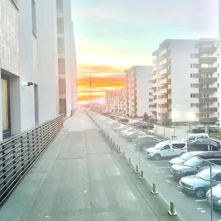 Lau Qualis Zona Coresi Mall Apartmán *