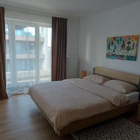 Lau Qualis Zona Coresi Mall Apartmán *