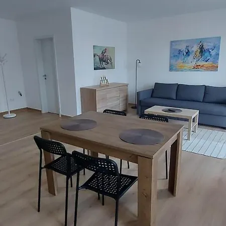 Lau Qualis Zona Coresi Mall Apartmán *