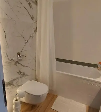 Lau Qualis Zona Coresi Mall Apartmán