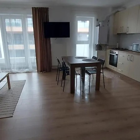 Lau Qualis Zona Coresi Mall Apartmán *
