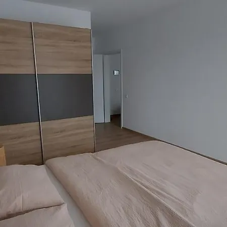 Apartmán Lau Qualis Zona Coresi Mall *