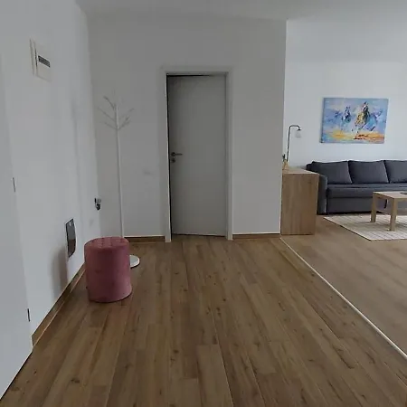 Lau Qualis Zona Coresi Mall Apartmán *
