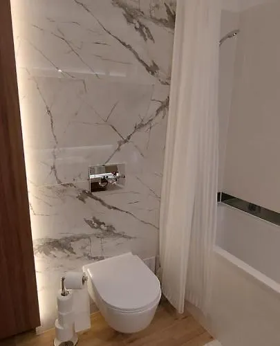 Lau Qualis Zona Coresi Mall